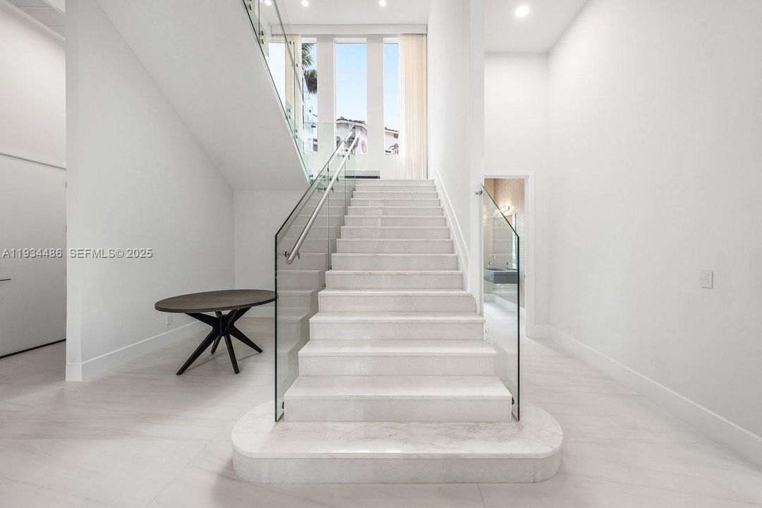 出租: $70,000 (5 贝兹, 7 浴室, 8079 平方英尺)