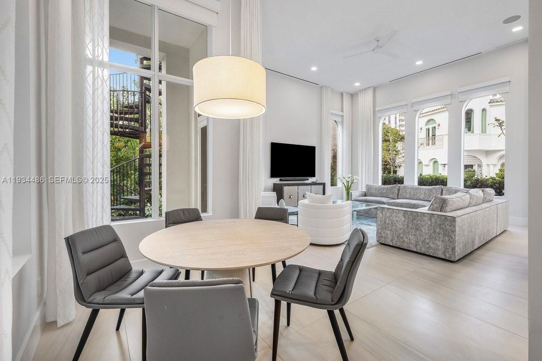 出租: $70,000 (5 贝兹, 7 浴室, 8079 平方英尺)