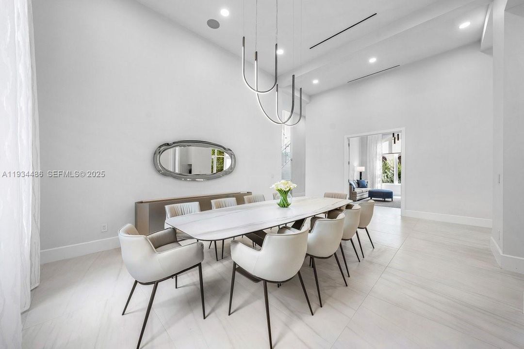 出租: $70,000 (5 贝兹, 7 浴室, 8079 平方英尺)