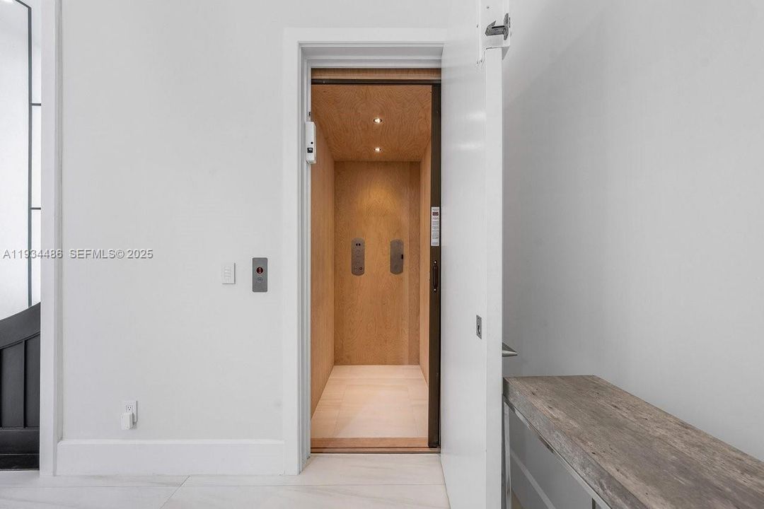 出租: $70,000 (5 贝兹, 7 浴室, 8079 平方英尺)