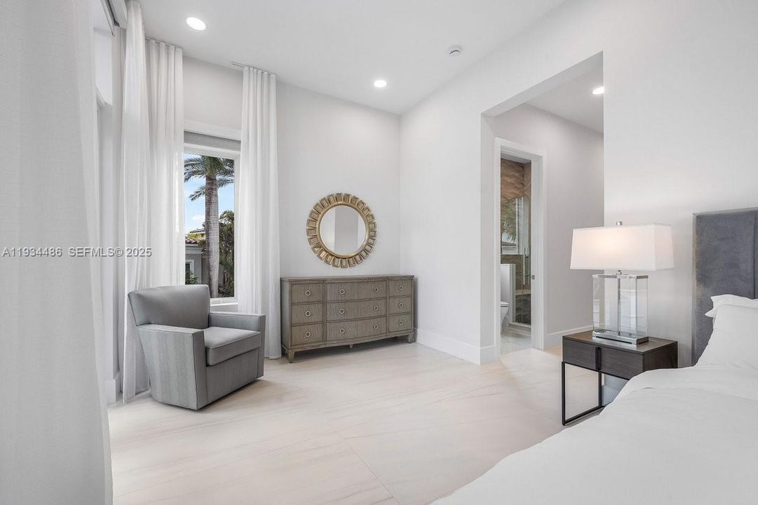 出租: $70,000 (5 贝兹, 7 浴室, 8079 平方英尺)