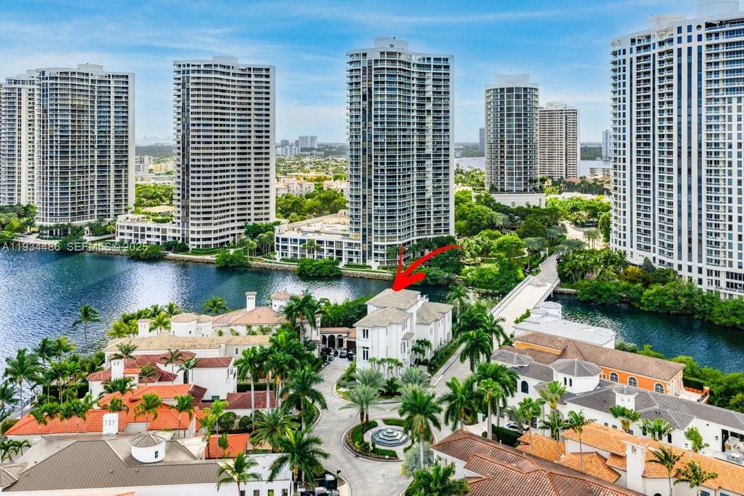 出租: $70,000 (5 贝兹, 7 浴室, 8079 平方英尺)