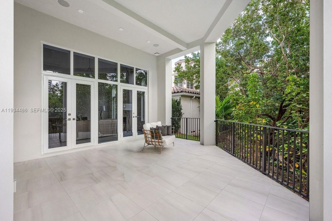 出租: $70,000 (5 贝兹, 7 浴室, 8079 平方英尺)