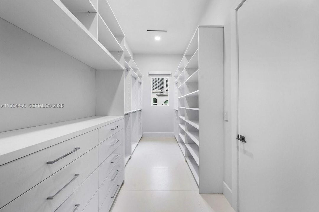 出租: $70,000 (5 贝兹, 7 浴室, 8079 平方英尺)