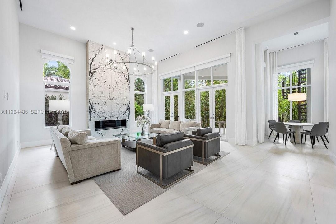 出租: $70,000 (5 贝兹, 7 浴室, 8079 平方英尺)