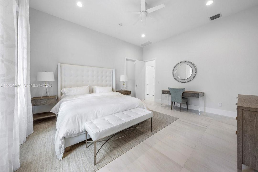 出租: $70,000 (5 贝兹, 7 浴室, 8079 平方英尺)