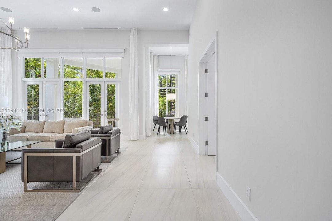 出租: $70,000 (5 贝兹, 7 浴室, 8079 平方英尺)