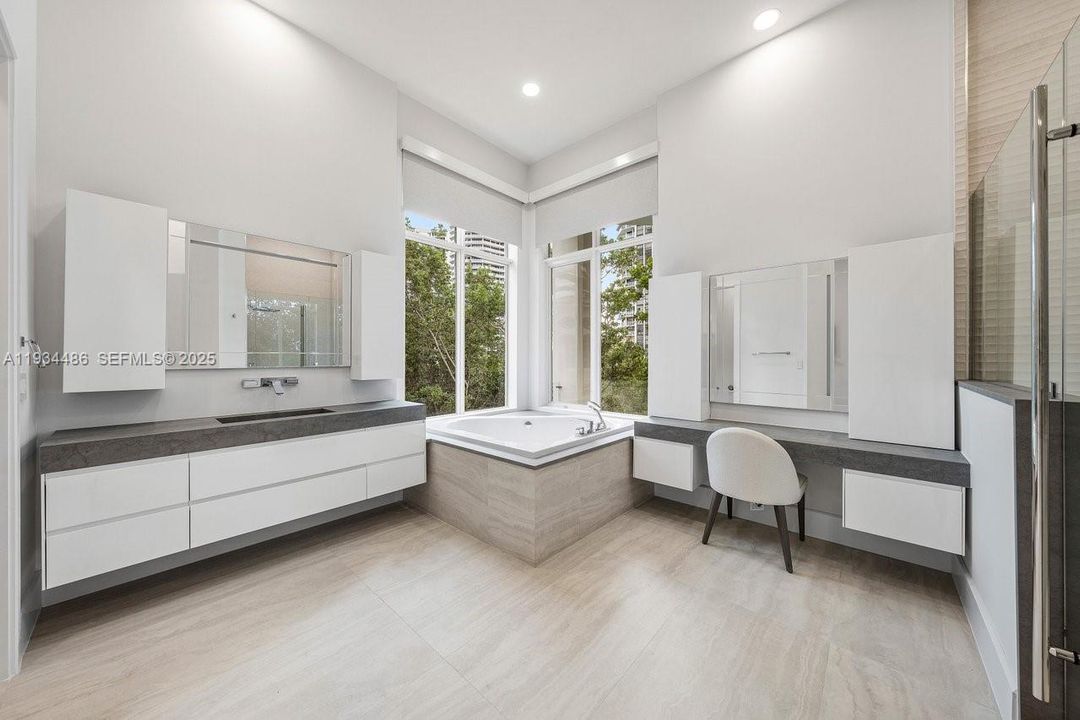 出租: $70,000 (5 贝兹, 7 浴室, 8079 平方英尺)