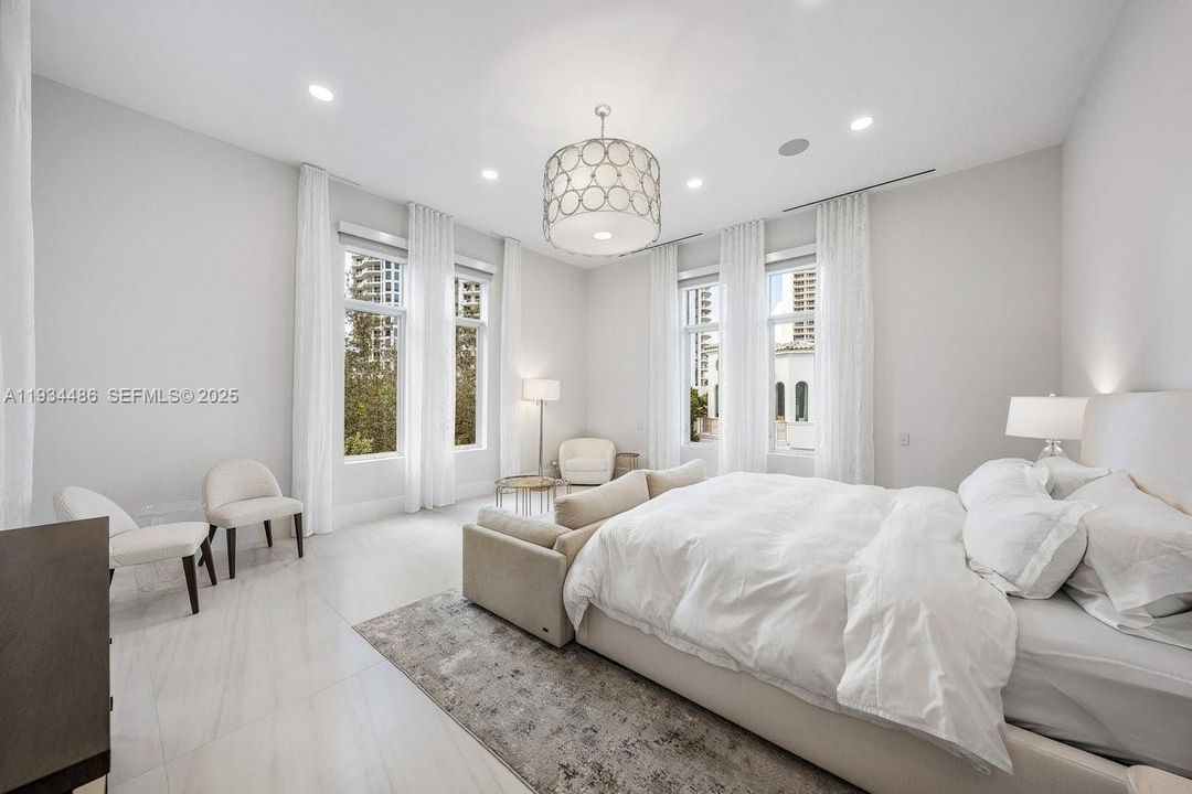 出租: $70,000 (5 贝兹, 7 浴室, 8079 平方英尺)