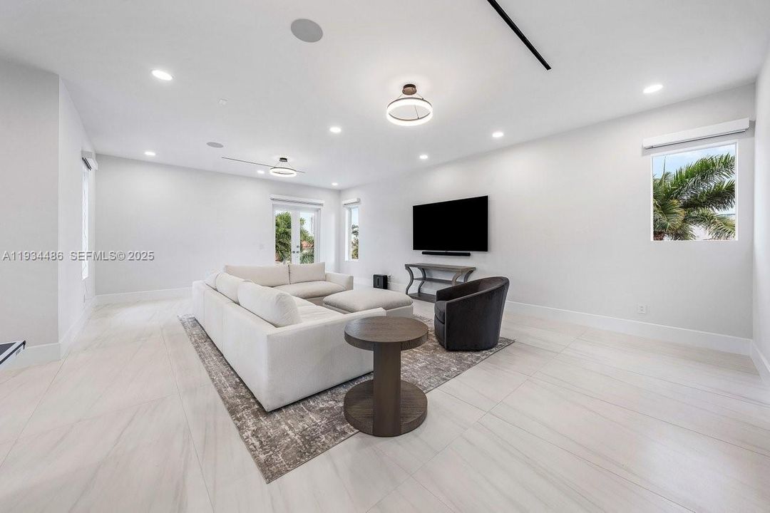 出租: $70,000 (5 贝兹, 7 浴室, 8079 平方英尺)