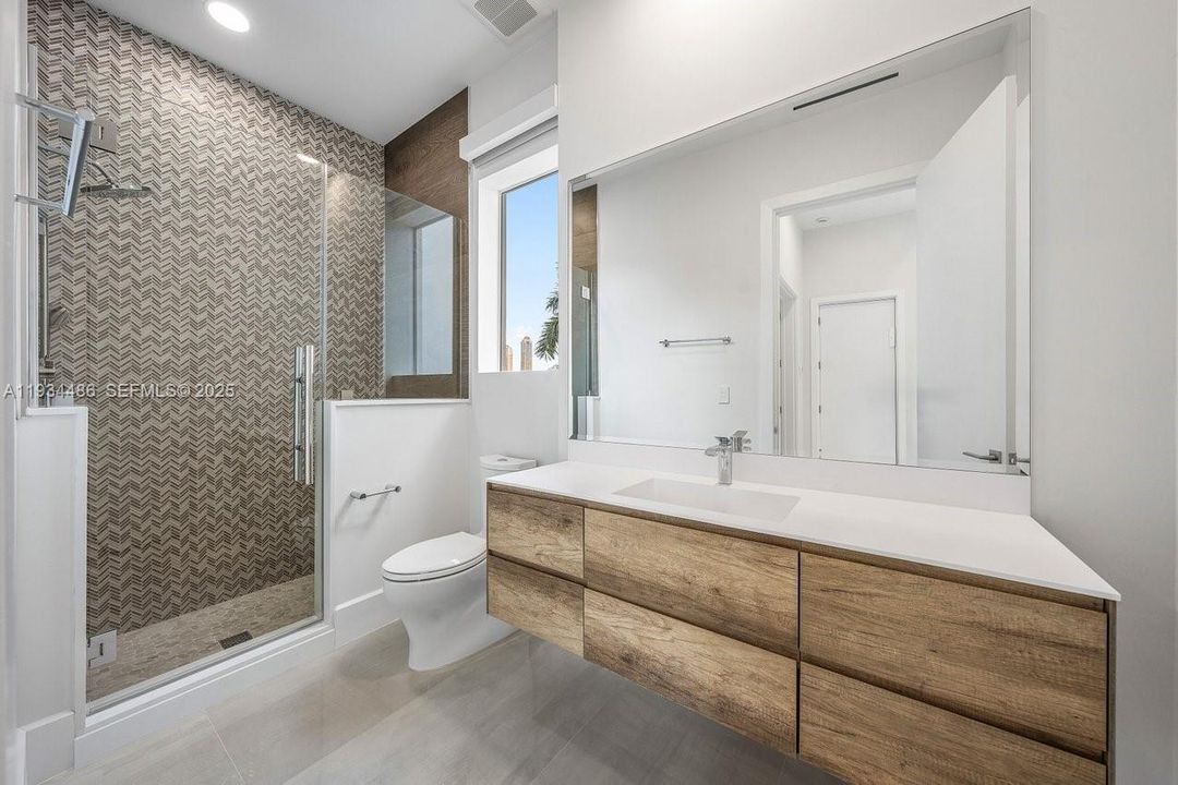 出租: $70,000 (5 贝兹, 7 浴室, 8079 平方英尺)