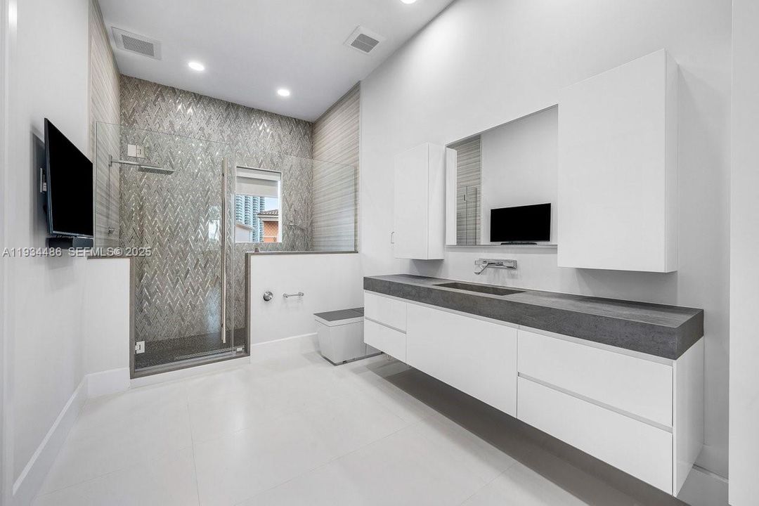 出租: $70,000 (5 贝兹, 7 浴室, 8079 平方英尺)