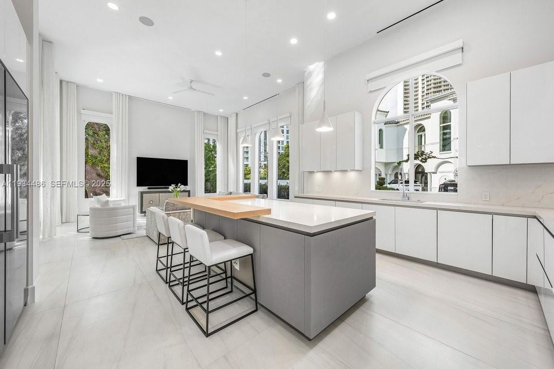 出租: $70,000 (5 贝兹, 7 浴室, 8079 平方英尺)