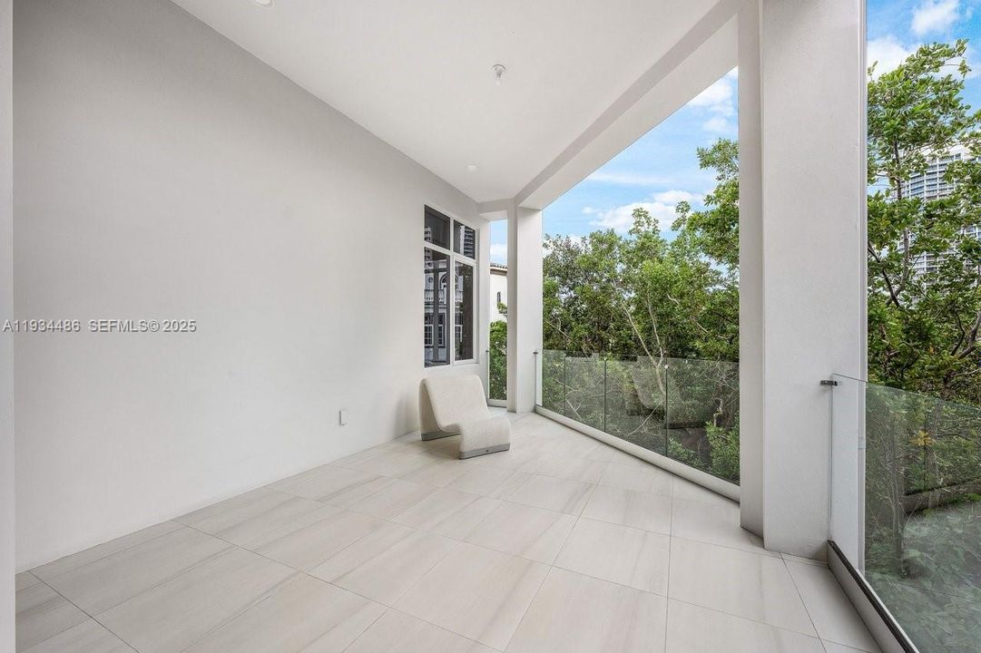 出租: $70,000 (5 贝兹, 7 浴室, 8079 平方英尺)