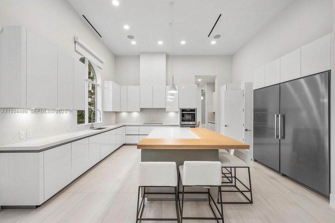 出租: $70,000 (5 贝兹, 7 浴室, 8079 平方英尺)