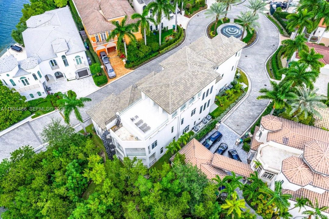 出租: $70,000 (5 贝兹, 7 浴室, 8079 平方英尺)