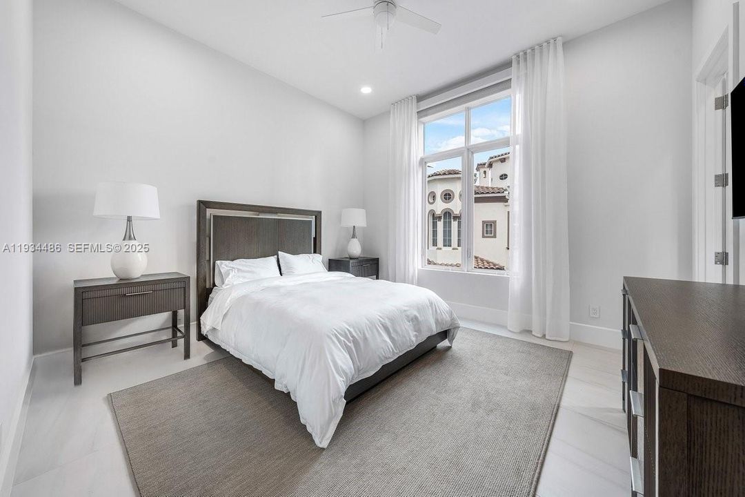 出租: $70,000 (5 贝兹, 7 浴室, 8079 平方英尺)