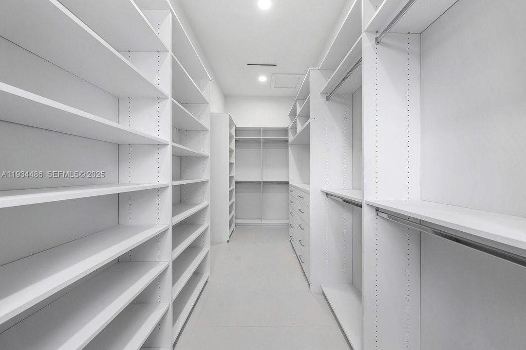 出租: $70,000 (5 贝兹, 7 浴室, 8079 平方英尺)