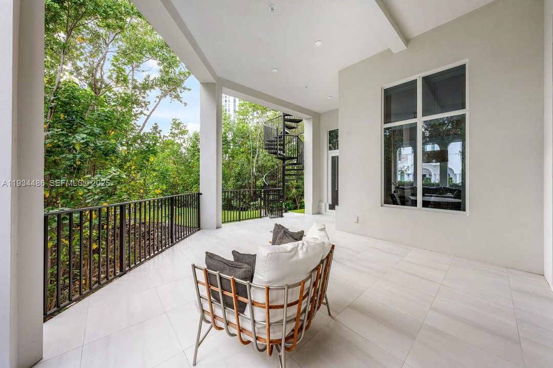 出租: $70,000 (5 贝兹, 7 浴室, 8079 平方英尺)