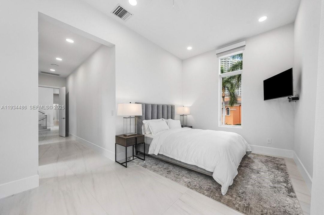 出租: $70,000 (5 贝兹, 7 浴室, 8079 平方英尺)