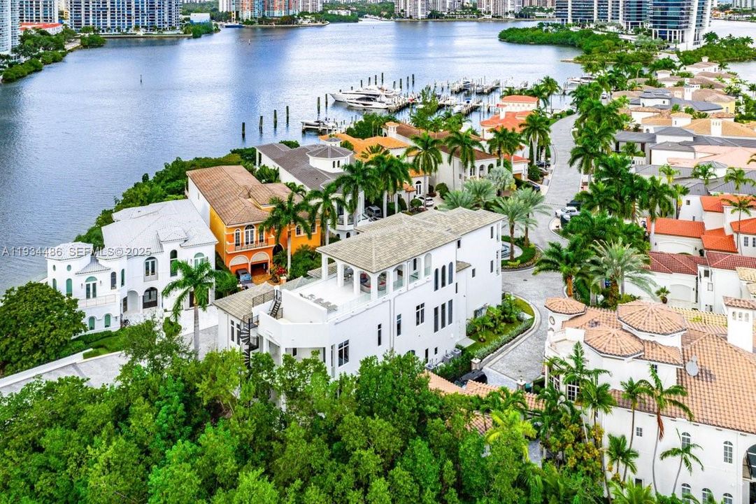 出租: $70,000 (5 贝兹, 7 浴室, 8079 平方英尺)