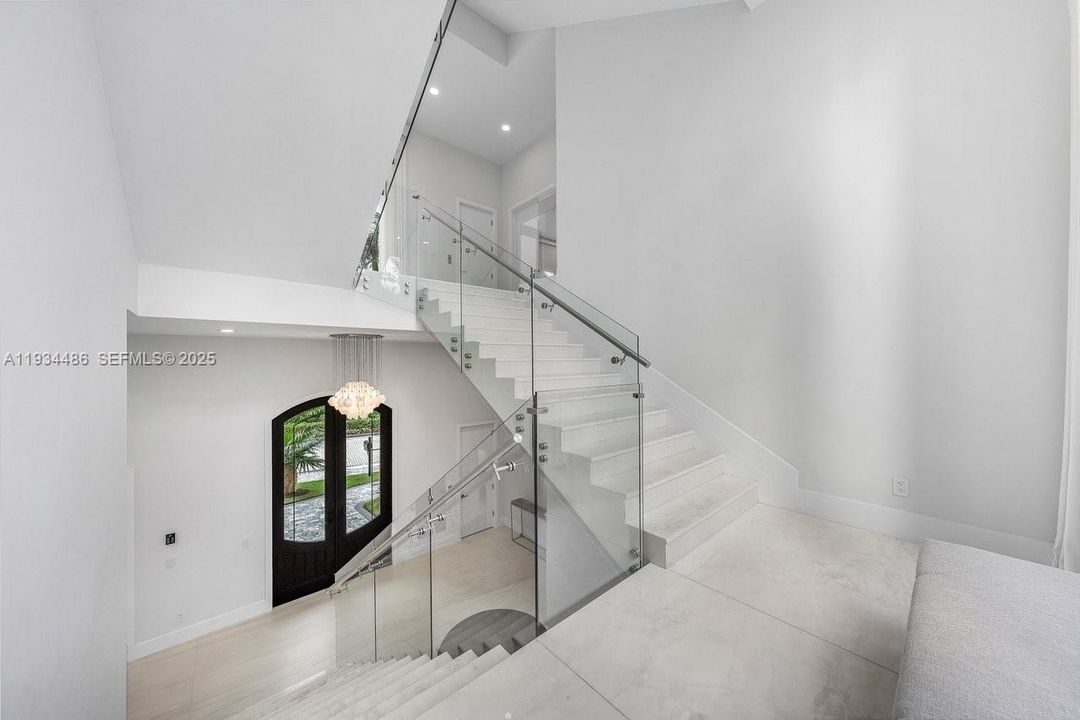 出租: $70,000 (5 贝兹, 7 浴室, 8079 平方英尺)