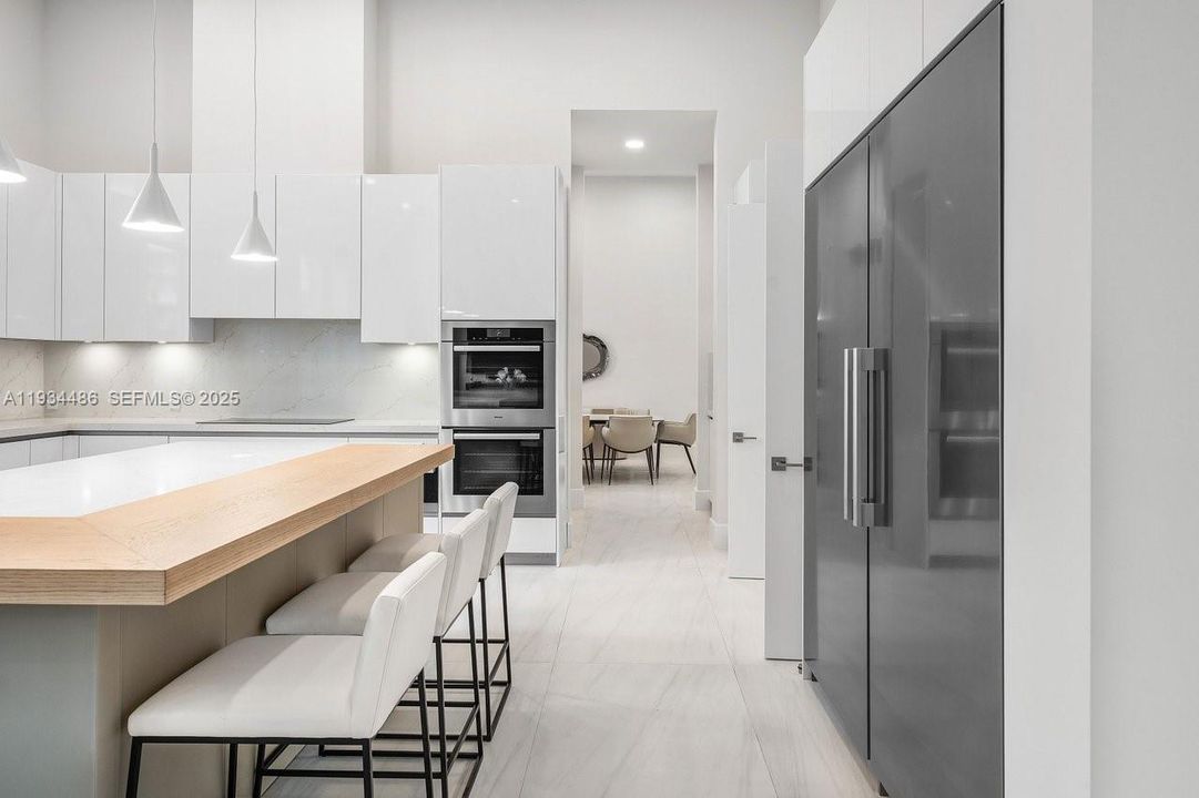 出租: $70,000 (5 贝兹, 7 浴室, 8079 平方英尺)