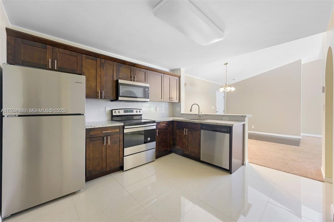 For Sale: $245,000 (1 beds, 1 baths, 777 Square Feet)
