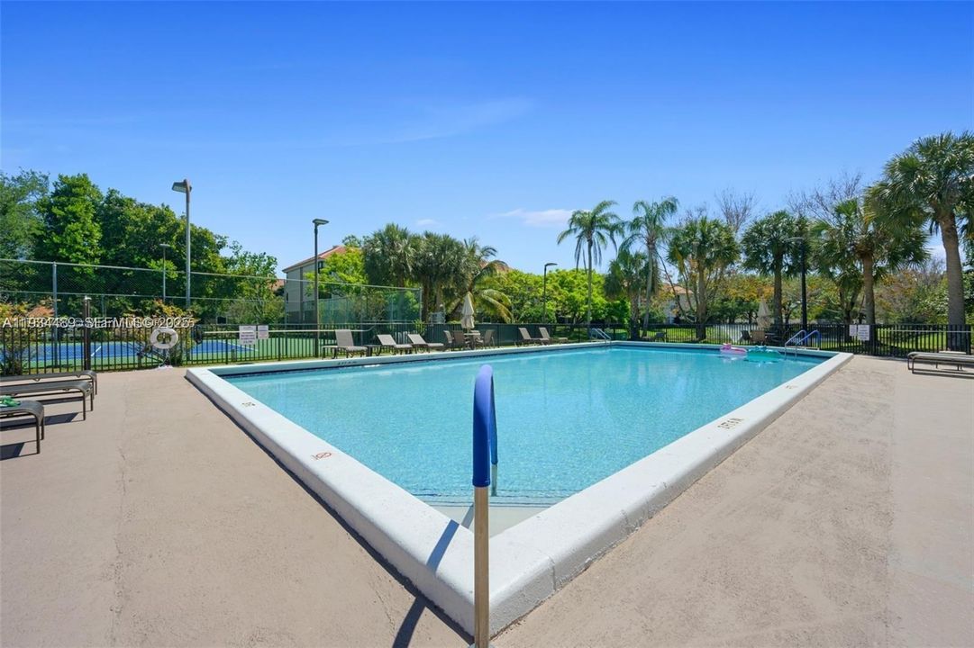 For Sale: $245,000 (1 beds, 1 baths, 777 Square Feet)