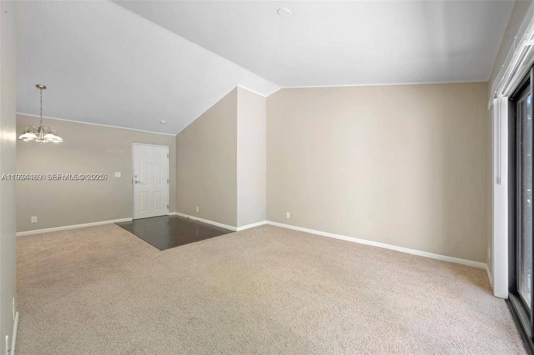 For Sale: $245,000 (1 beds, 1 baths, 777 Square Feet)