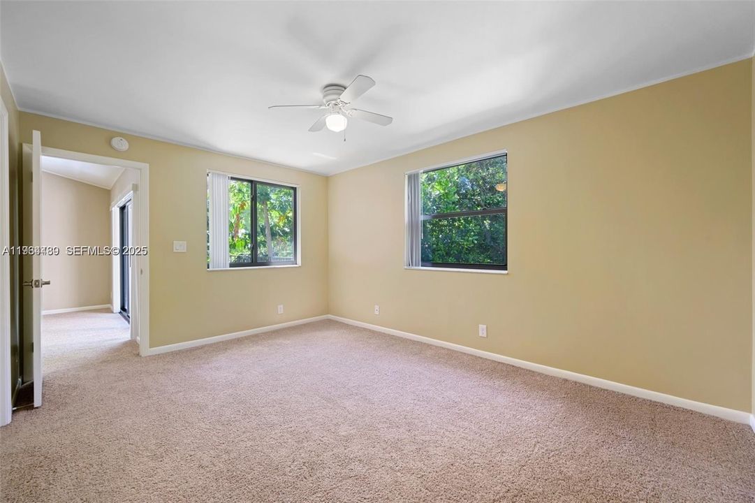 For Sale: $245,000 (1 beds, 1 baths, 777 Square Feet)