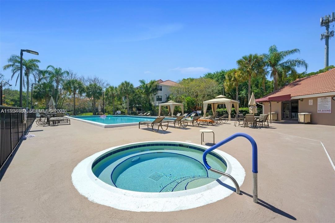 For Sale: $245,000 (1 beds, 1 baths, 777 Square Feet)