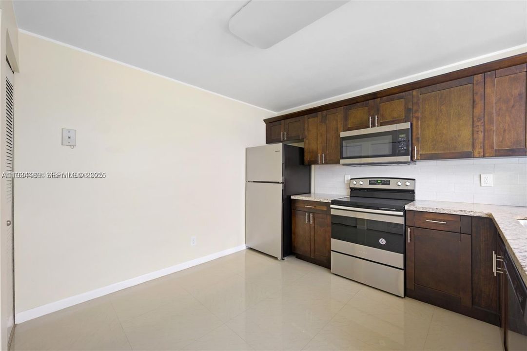 For Sale: $245,000 (1 beds, 1 baths, 777 Square Feet)