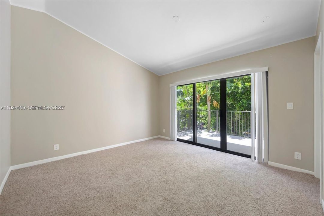 For Sale: $245,000 (1 beds, 1 baths, 777 Square Feet)