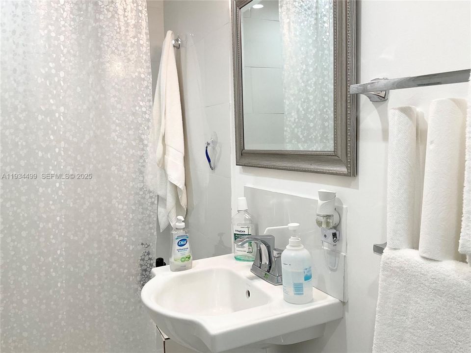 For Sale: $699,000 (3 beds, 2 baths, 1059 Square Feet)