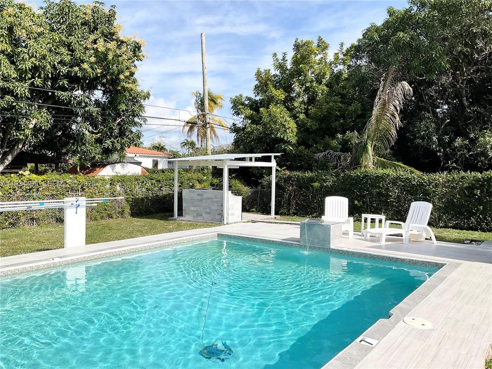 For Sale: $699,000 (3 beds, 2 baths, 1059 Square Feet)