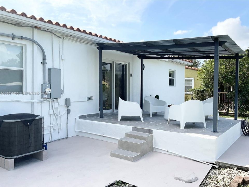 For Sale: $699,000 (3 beds, 2 baths, 1059 Square Feet)