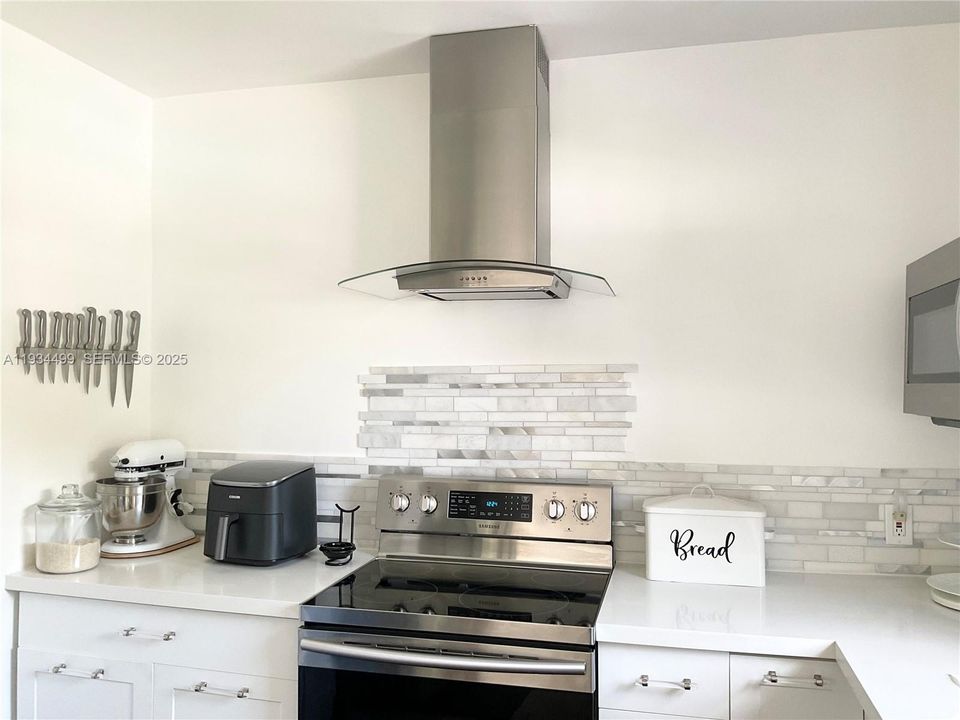 For Sale: $699,000 (3 beds, 2 baths, 1059 Square Feet)