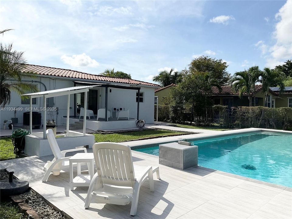 For Sale: $699,000 (3 beds, 2 baths, 1059 Square Feet)