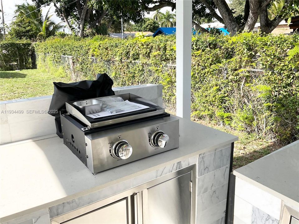 For Sale: $699,000 (3 beds, 2 baths, 1059 Square Feet)