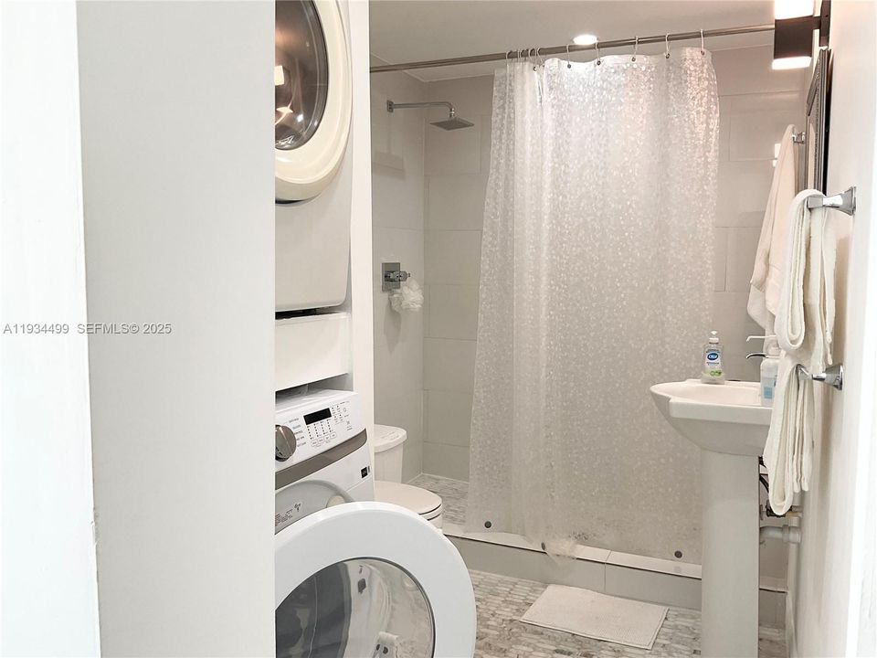 For Sale: $699,000 (3 beds, 2 baths, 1059 Square Feet)