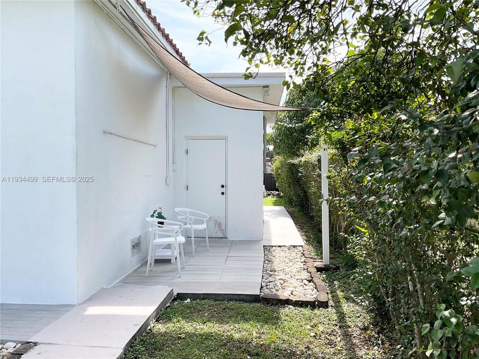 For Sale: $699,000 (3 beds, 2 baths, 1059 Square Feet)