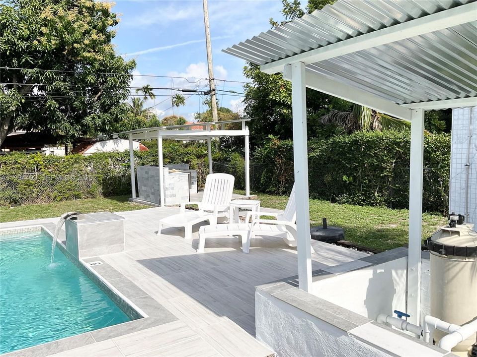 For Sale: $699,000 (3 beds, 2 baths, 1059 Square Feet)