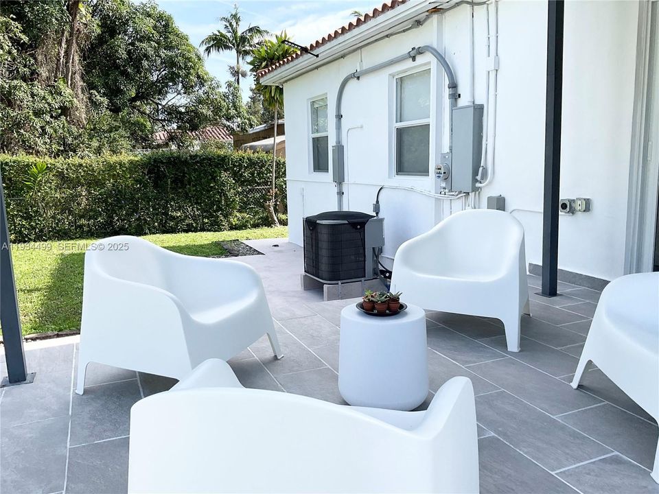 For Sale: $699,000 (3 beds, 2 baths, 1059 Square Feet)