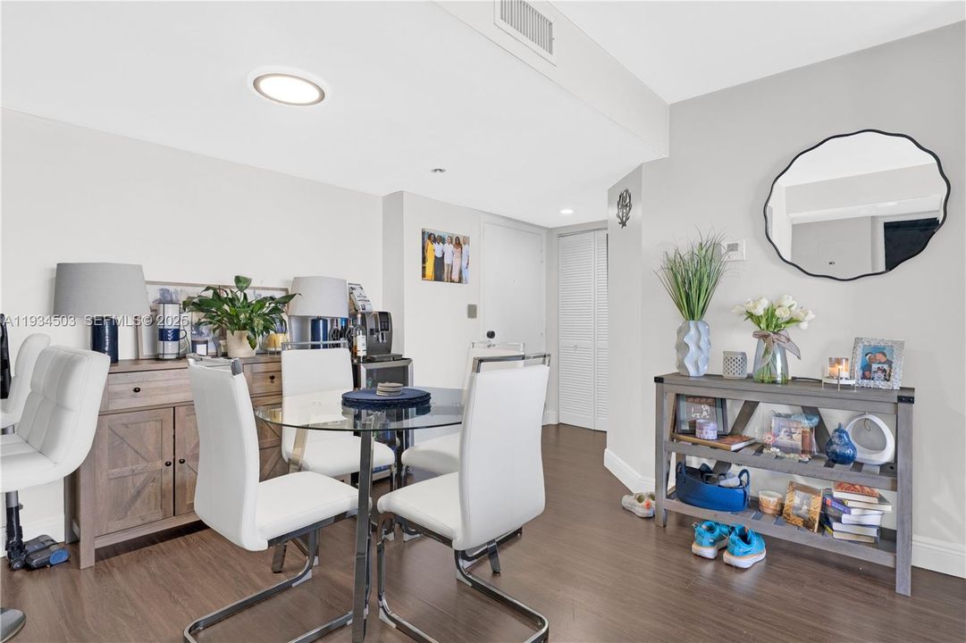 En Renta: $3,699 (2 camas, 2 baños, 985 Pies cuadrados)