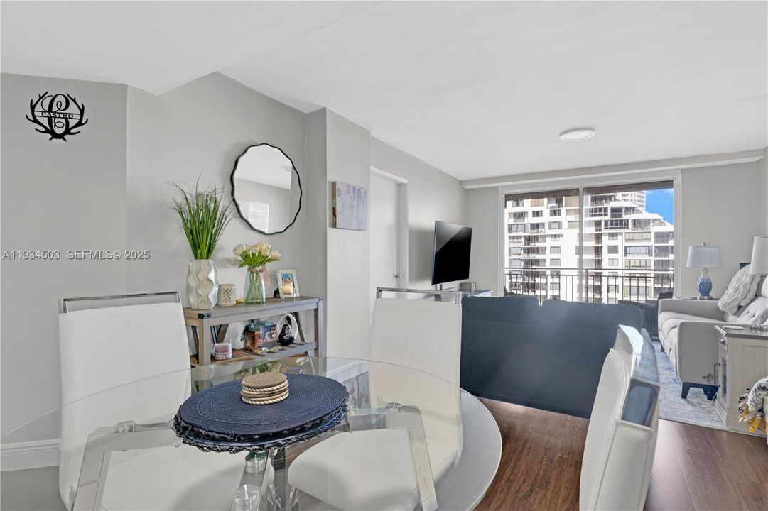 En Renta: $3,699 (2 camas, 2 baños, 985 Pies cuadrados)