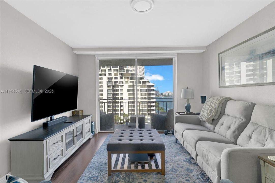 En Renta: $3,699 (2 camas, 2 baños, 985 Pies cuadrados)