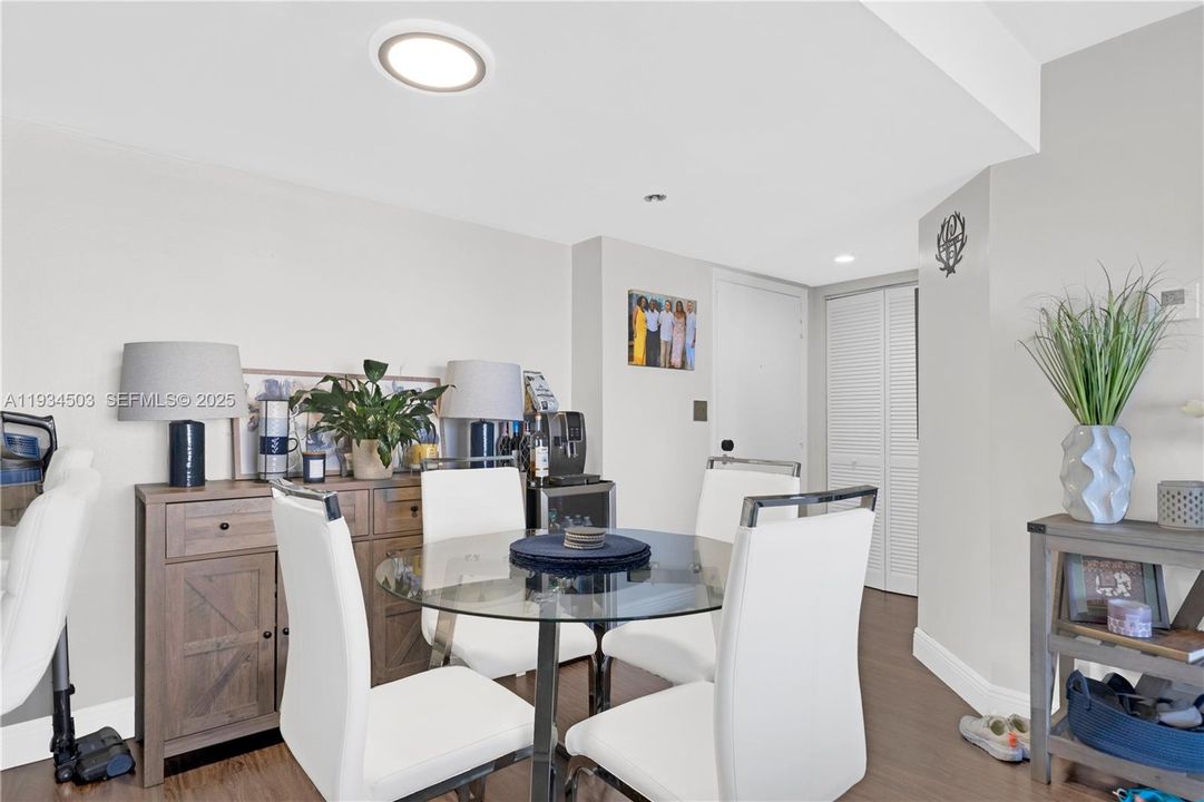 En Renta: $3,699 (2 camas, 2 baños, 985 Pies cuadrados)