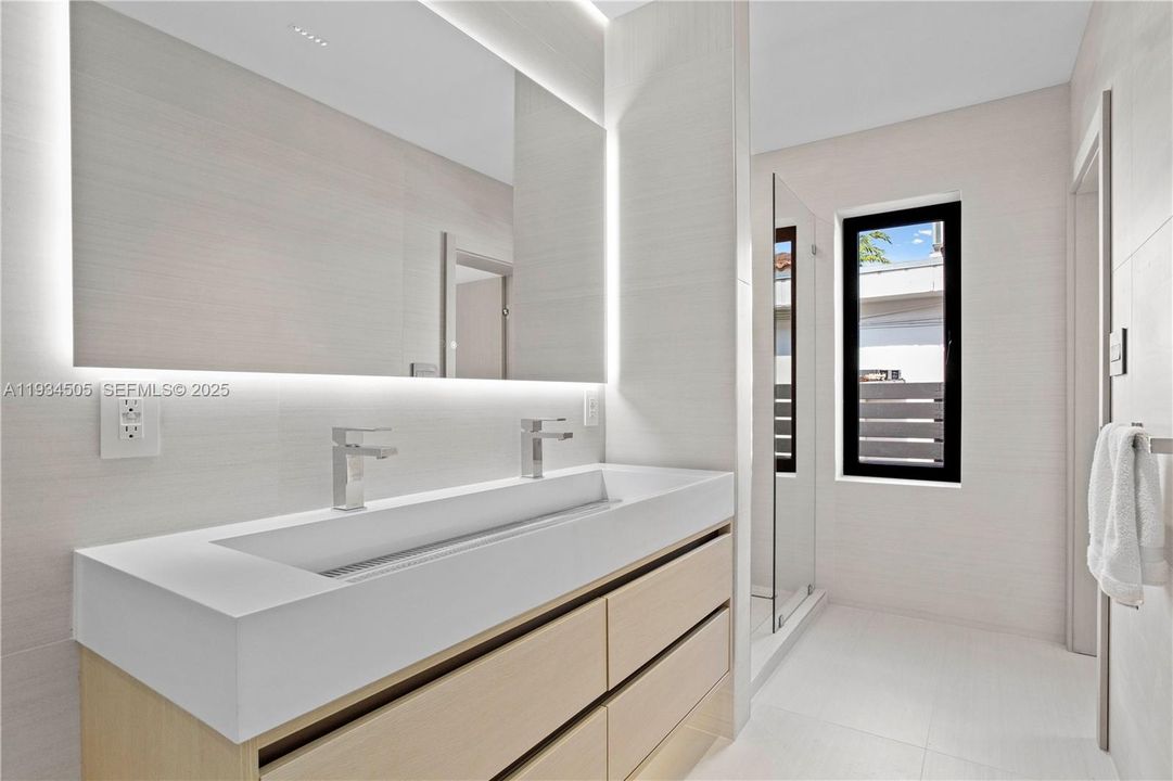 For Rent: $26,000 (5 beds, 4 baths, 2769 Square Feet)