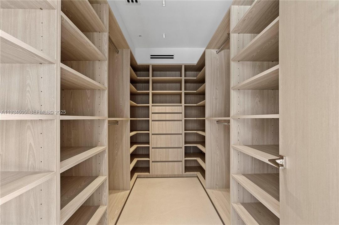 For Rent: $26,000 (5 beds, 4 baths, 2769 Square Feet)